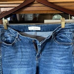Kancan women’s mid rise cropped jeans size 29